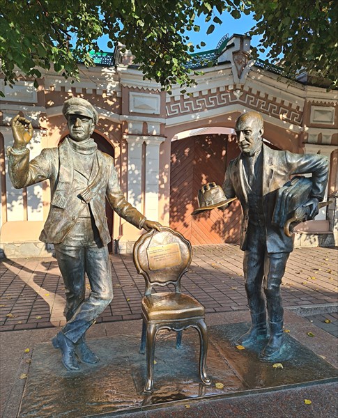 176-Памятник Остапу Бендеру и Кисе Воробьянинову, Чебоксары